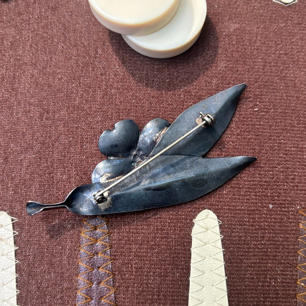 Stuart Nye Copper Dogwood Brooch - Picture 3 of 4